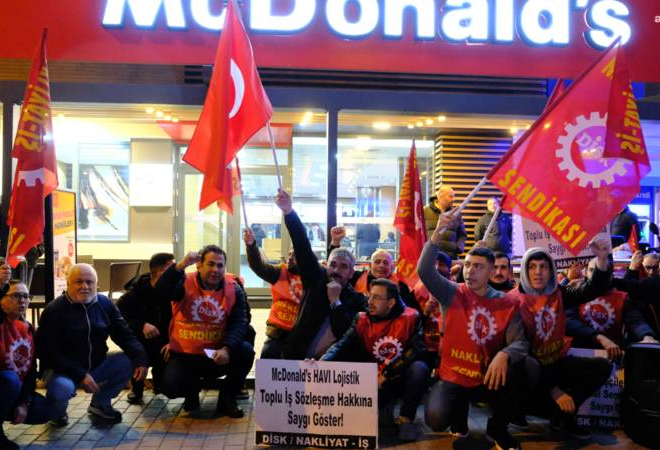 Eskişehir’de işçilerden McDonald’s önünde oturma eylemi: İşçileri sendikasız bırakmalarına izin vermeyeceğiz!